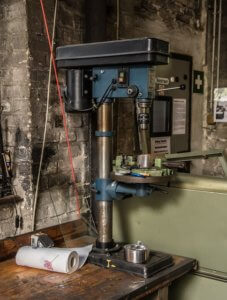 bohrmaschine in werkstatt