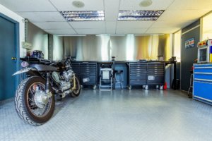 garage motorrad in werkstatt mit werbank set