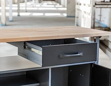 Ondis24 Werkstatt Ecklösung Basic One, Buchenholzarbeitsplatte, 2X Werkbank, 1x Werkzeugschrank, Werkzeugwand - Lochwand+Haken Set inkl. Polstermatten und Beleuchtung - 9