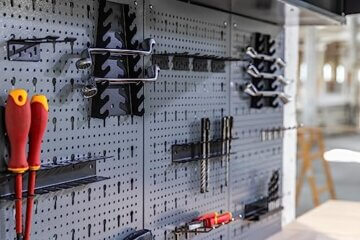 Ondis24 Werkstatt Set Ecklösung One, Werkbank, 180 cm Buchenholzarbeitsplatte, Werkzeugwand Lochwand, Haken Set, Metall (Arbeitshöhe 85cm, schwarz) - 3