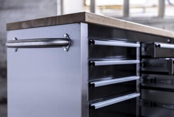 Ondis24 Edelstahl-Werkstattwagen Werkzeugwagen mit 10 Leichtlaufschubladen & XL-Massivholzarbeitsplatte, Lenkrollen, fahrbare Werkbank, unbestückt (Silber, 148 x 47 x 92 cm) - 7