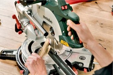 Metabo Kappsäge KGSV 72 XACT SYM (mit Zugfunktion + symetrisch verstellbarem Anschlagsystem, 1500 W, inkl. Laser + Arbeitslicht, Tisch drehbar) 612216000 - 5